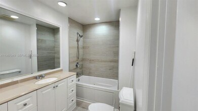 841 NW 81st Ave in Plantation, FL - Foto de edificio - Building Photo