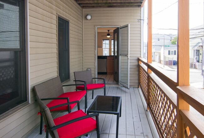 186 W 7th St, Unit 1 in Boston, MA - Foto de edificio - Building Photo