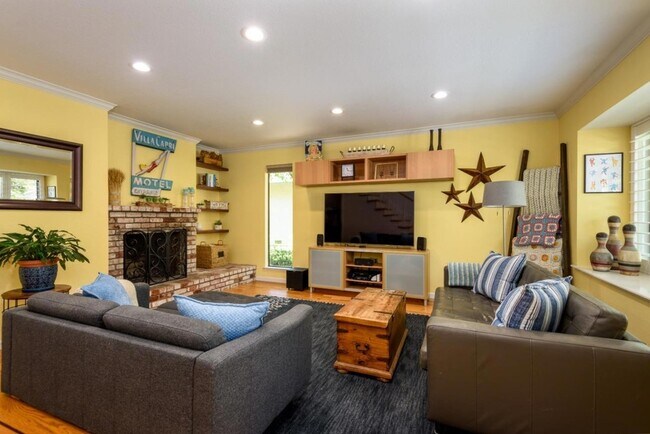 1216 Chantal Way in Redwood City, CA - Building Photo - Building Photo