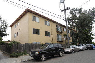 Fairmont Towers Apartments in Oakland, CA - Building Photo - Building Photo