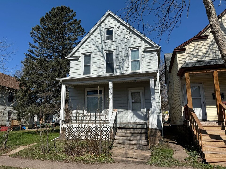 2807 W 2nd St in Duluth, MN - Building Photo