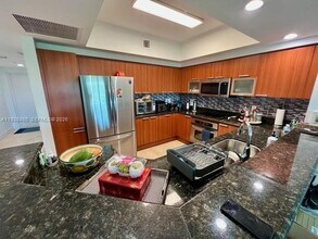 14951 Royal Oaks Ln in North Miami, FL - Foto de edificio - Building Photo