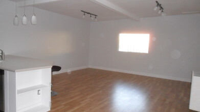 909 N Poinsettia Pl, Unit A in Los Angeles, CA - Building Photo - Building Photo