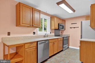 5320 Larochelle Ct in Alexandria, VA - Building Photo - Building Photo
