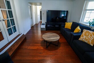10857 Mount Gleason Ave in Sunland, CA - Foto de edificio - Building Photo
