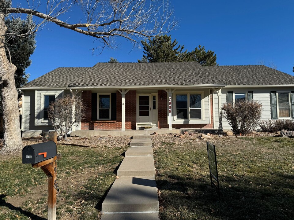 7986 S Datura Cir W in Littleton, CO - Building Photo