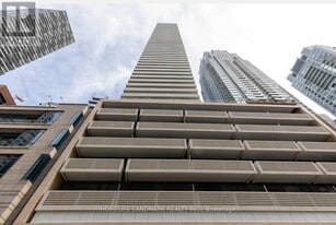 2221 Yonge St in Toronto, ON - Building Photo