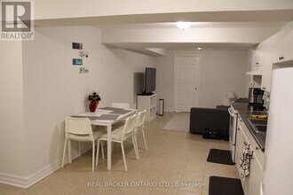 18 Tracie Ct in Vaughan, ON - Building Photo - Building Photo