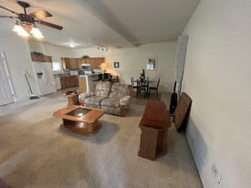 6225 Lumber Ln, Unit Guest House Apartamentos