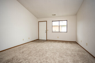 Southampton Apartments in Grove City, OH - Building Photo - Interior Photo