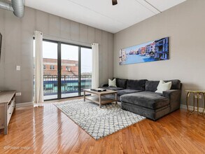 3125 W Fullerton Ave, Unit 317 in Chicago, IL - Foto de edificio - Building Photo