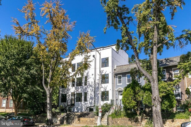 1421 Spring Rd NW-Unit -303 in Washington, DC - Foto de edificio - Building Photo
