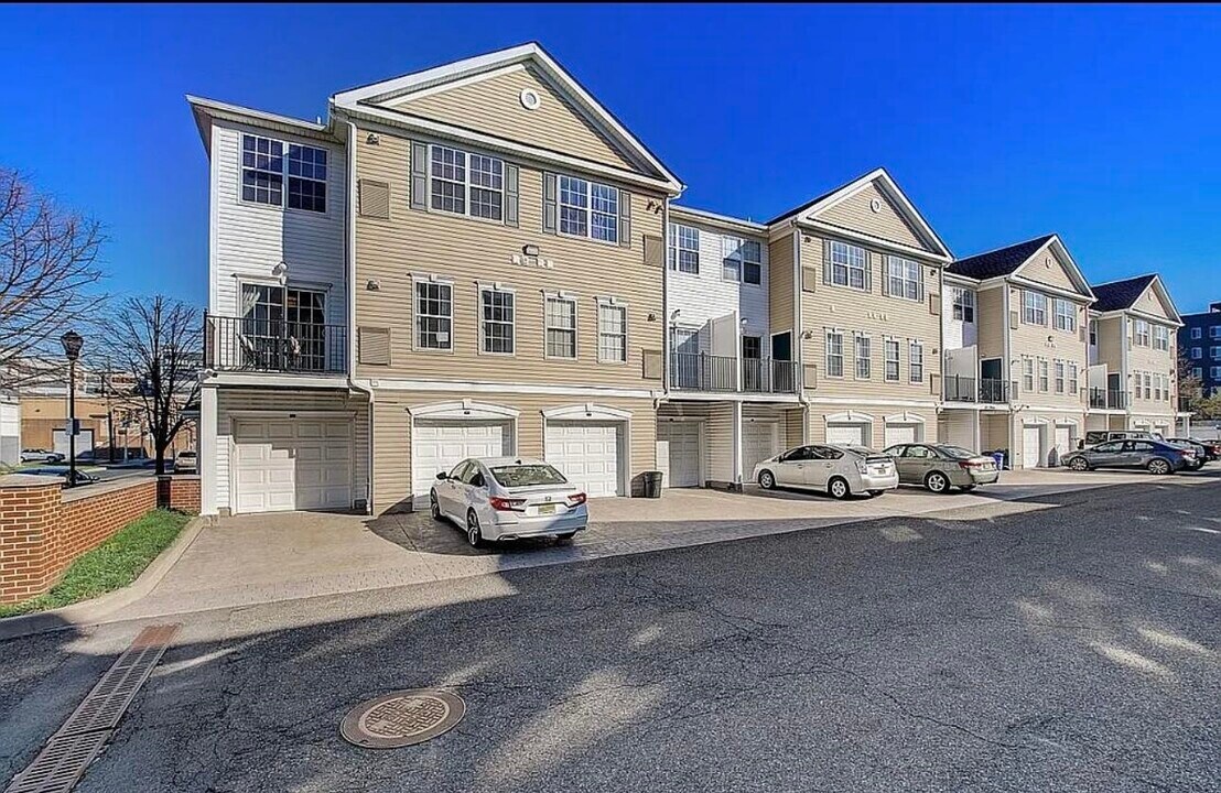 7 Soho Dr in Jersey City, NJ - Building Photo