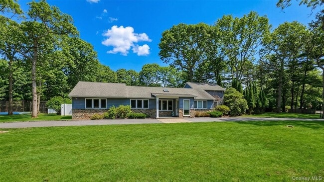 13 Beach Land Ave in East Quogue, NY - Foto de edificio - Building Photo