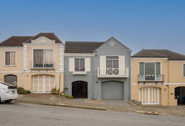 property at 2727 Moraga St