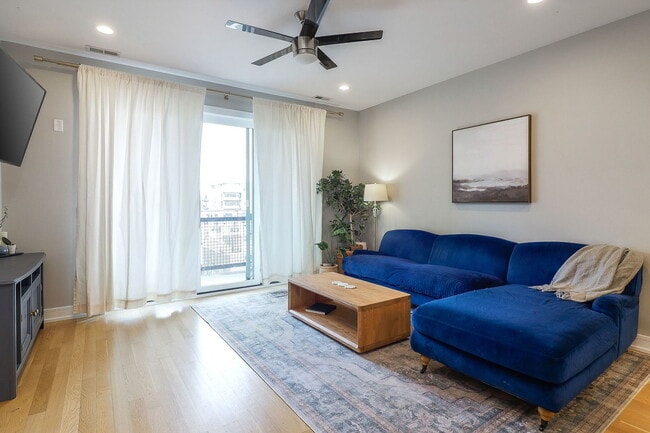 680 N Milwaukee Ave, Unit 504 in Chicago, IL - Building Photo - Building Photo