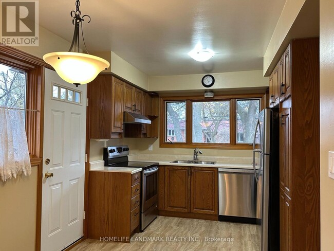 28 Landfair Crescent in Toronto, ON - Building Photo - Building Photo