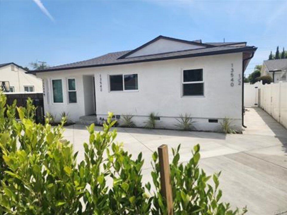 13542 Hamlin St in Van Nuys, CA - Building Photo
