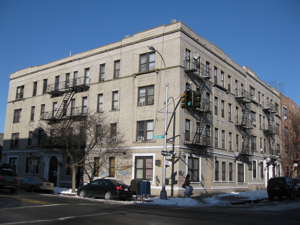 1767 Bedford Ave in Brooklyn, NY - Foto de edificio