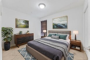 150 SW 10th St, Unit 4 in Miami, FL - Building Photo