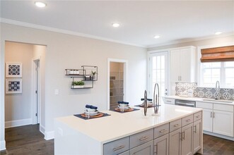 5005 Daisy Dr in Roswell, GA - Foto de edificio - Building Photo