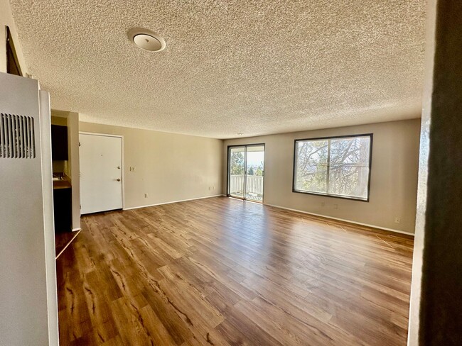 1843 Dawn Ct in Klamath Falls, OR - Foto de edificio - Building Photo