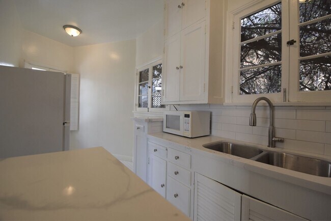 2064 Argyle Ave in Los Angeles, CA - Building Photo - Building Photo