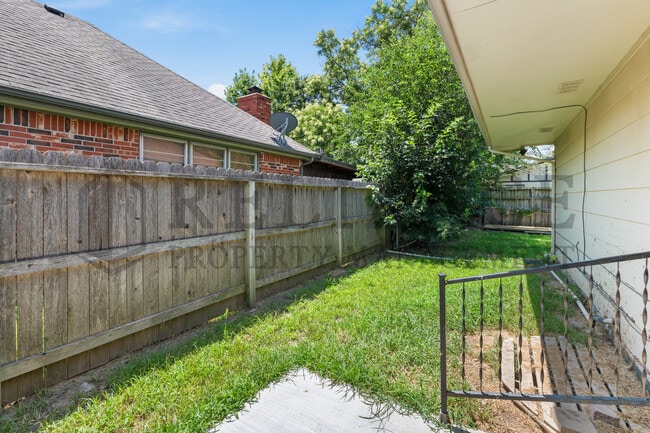 2203 S Lori Ln in Wichita, KS - Building Photo - Building Photo