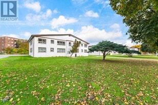 1031 Churchill Ave in Oakville, ON - Building Photo