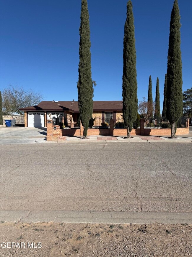 3245 Nederland Ln in El Paso, TX - Foto de edificio - Building Photo