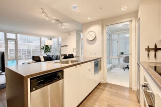 161 W Georgia St in Vancouver, BC - Building Photo - Building Photo