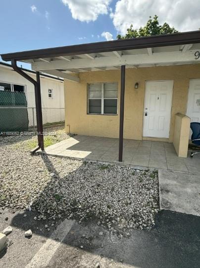 996 NW 10th St, Unit B in Hallandale Beach, FL - Building Photo - Building Photo