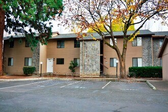 20125 SW Tualatin Valley Hwy in Beaverton, OR - Building Photo - Building Photo