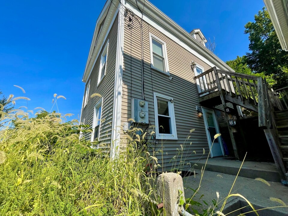 62 School St in Norwich, CT - Building Photo