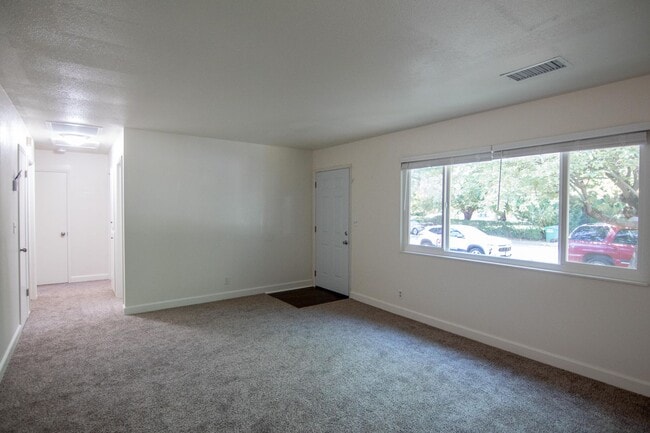 2118 Martian Way in Redding, CA - Building Photo - Building Photo