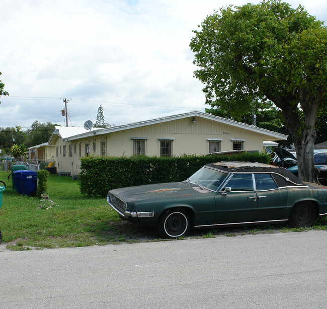 2541 NE 191st St in Miami, FL - Foto de edificio - Building Photo