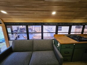 2450 44th St S, Unit Skoolie in St. Petersburg, FL - Foto de edificio - Building Photo