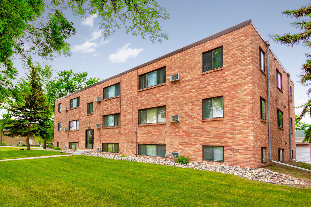 902 Oak Apartments in Fargo, ND - Building Photo