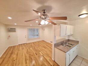 4660 Kester Ave in Los Angeles, CA - Foto de edificio - Building Photo