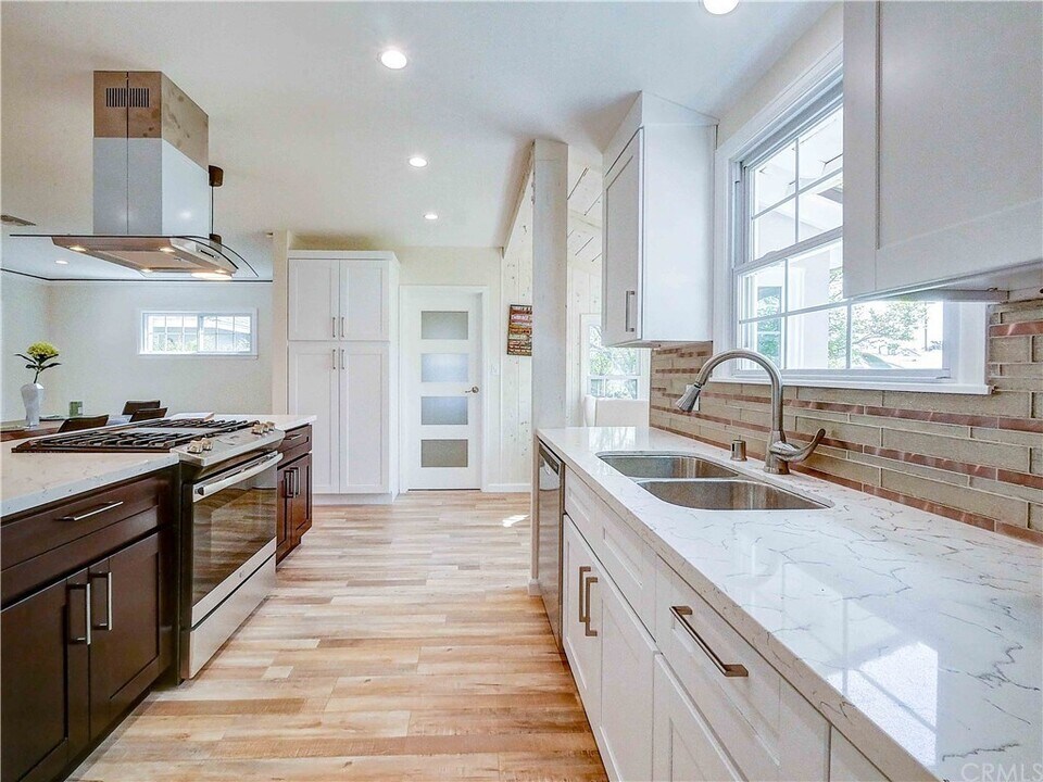 15931 Tuba St in Los Angeles, CA - Building Photo