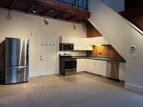 10 State St, Unit 310 in Newburyport, MA - Foto de edificio - Building Photo