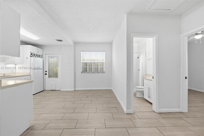 521 NE 70th St-Unit -2 in Miami, FL - Building Photo - Building Photo