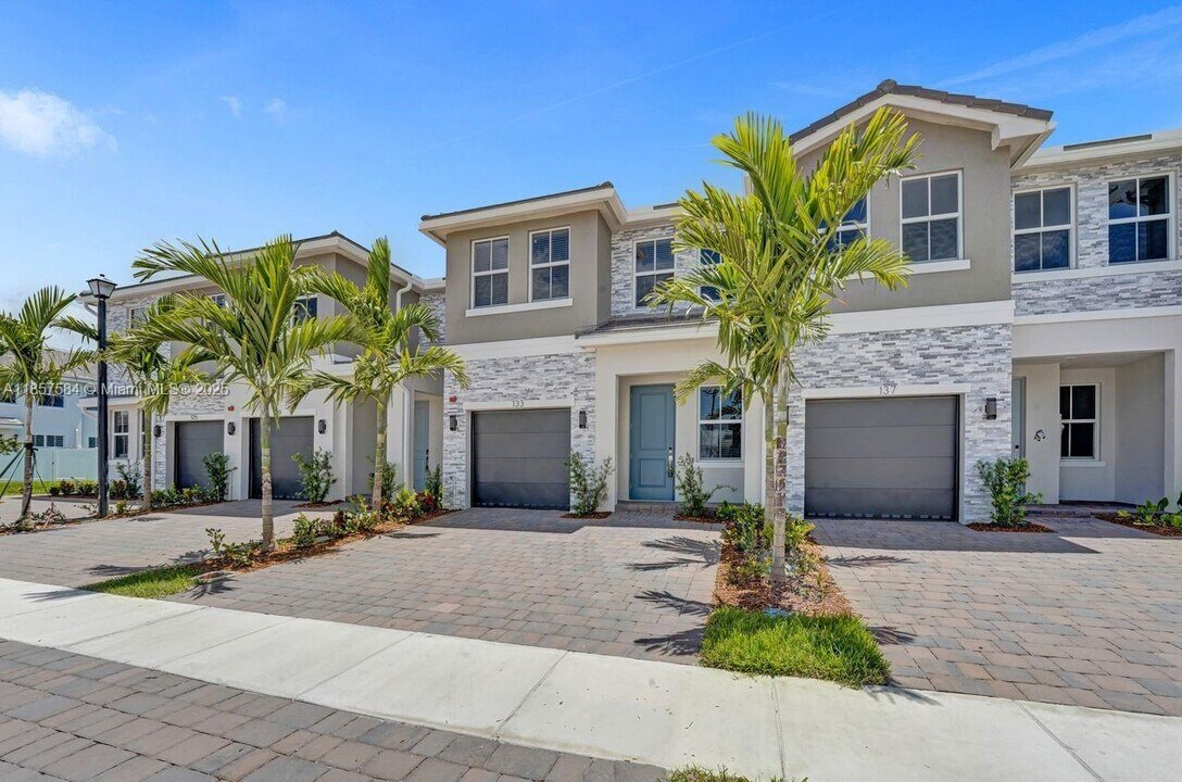 133 SW 171st Ave in Miramar, FL - Foto de edificio