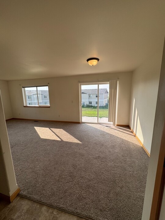 376 Adeline Dr in Stanley, ND - Building Photo