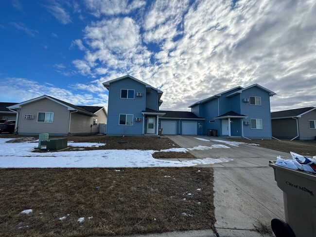 1569 47th Loop in Minot, ND - Foto de edificio - Building Photo