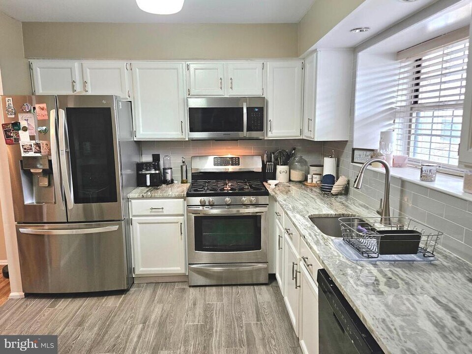 17 Exeter Ct in fieldsboro, NJ - Building Photo