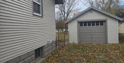 1590 W Waggoner St in Decatur, IL - Building Photo - Building Photo