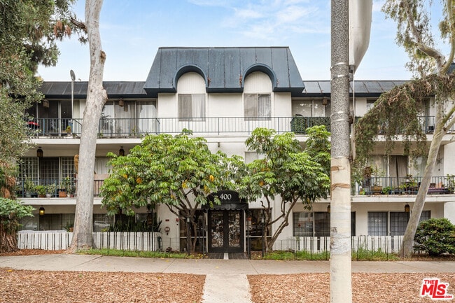 property at 400 La Fayette Park Pl