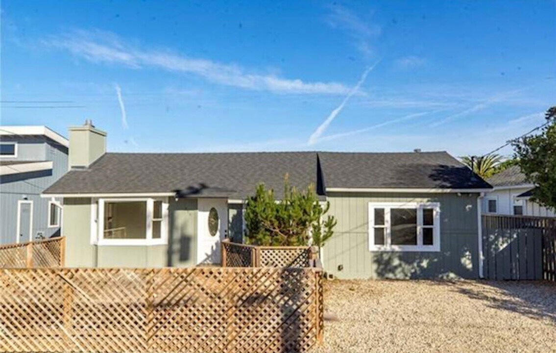 569 Huntington Rd in Cambria, CA - Building Photo
