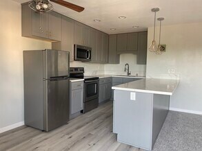 7555 Linda Vista Rd in San Diego, CA - Building Photo - Building Photo